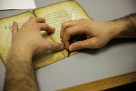 مختصون يرممون آلاف الكتب والمخطوطات الإسلامية في البوسنة