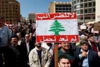 آلاف اللبنانيين يتظاهرون في بيروت احتجاجاً على زيادة الضرائب
