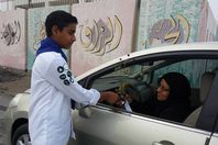 توزيع الورود في عيد الأم بمحافظة البحيرة