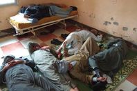 سائقو إسنا يفترشون الأرض