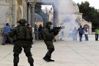 قوات الاحتلال تقتحم باحات "الأقصى