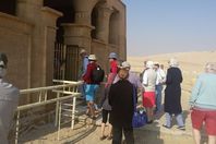 وفود سياحية تزور آثار تونا الجبل