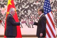 وزرير الخارجية الامريكية, ريكس تيليرسون, ونظيره الصيني وانغ يي .