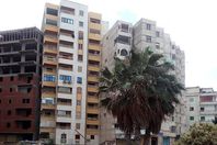 حي العجمي يهدم عقارًا مأهولاً بالسكان