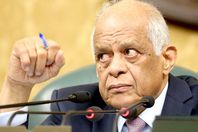 أكد الدكتور على عبد العال، رئيس مجلس النواب، أنه لن يمرر أي واقعة مخالفة للدستور داخل قاعة البرلمان.