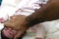 اب يقتل ابنه الرضيع