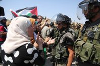 الاحتلال يقمع مسيرات يوم الأرض