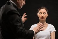 التنويم المغناطيسي يعالج الام البطن