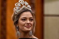 بالصور.. ملكة جمال الكون تشارك في  حفل تتويج miss إندونيسيا