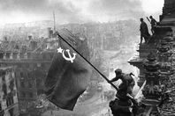 القوات الروسية فوق مبنى الرايخ