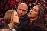 مصارعة تضرب تريبل اتش