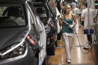 عاملة في خط تجميع سيارات في ألمانيا