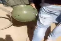 متظاهرون يحمون رجل الأمن