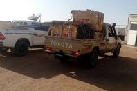 سيارات سودانية تحمل محطة تقوية إذاعية قرب حلايب
