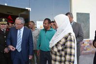 محافظ المني يتفقد قافلة طبية