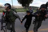 لحظة اعتقال الاطفال