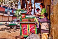 طلاب جامعيون يعملون على عربة الفول