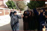 سيدات يرقصن بالعصي