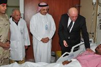 سفير مصر بالسعودية يتفقد مصابي «صاروخ الحوثيين»