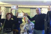 سائحة ايطالية بشوارع المحلة تحث المصريين على المشاركة فى الانتخابات