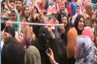 سيدة منقبة ترقص بالعكاز
