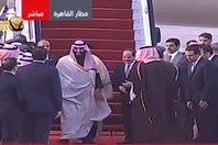 الرئيس السيسي يستقبل ولي العهد أمام الطائرة