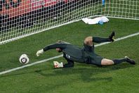 "أخطاء ساذجة" لعمالقة حراسة المرمى