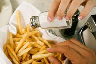 زيادة كميات الملح في الأطعمة يسبب ارتفاع ضغط الدم