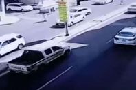 متهور يصدم مُعلما ويتركه غارقا في دمائه