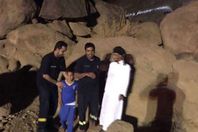 طفل يعلق على قمة جبل والدفاع المدني ينقذه