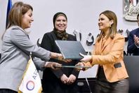 وزيرة الإستثمار أثناء توقيع الإتفاقيات