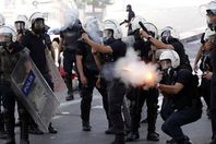 الشرطة الإيرانية تفرق مظاهرة - أرشيفية