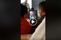 طلاب يشاهدون فيديوهات رقص على التابلت في حضور المعلم