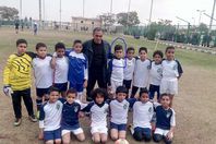 فريق براعم نادي الشروق وبجوار المدير الفني «إيسكو»