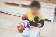 أب يبيع ابنته على الانترنت