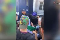 شرطي يبكي أمام شعار «الجزائر ليست سوريا»