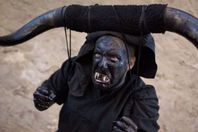 «الشياطين» تتجول في شوارع لوزون الإسبانية