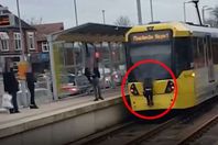 مراهق متهور يتمسك بقطار ترام متحرك من الخلف