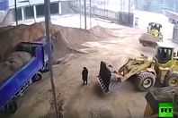 سائق جرار يدفن سيدة حية تحت الرمال بمحطة في الصين