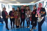 مطار القاهرة يستقبل السيدات بالورود والشيكولاتة