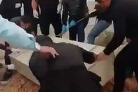 دفن ضحية بكورونا على أنغام الموسيقى بإيران