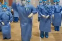 وصلات رقص للطواقم الطبية بالصين