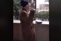 فنان شهير في موقف مؤثر تحت الأمطار