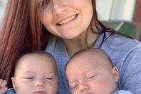 طفل يواجه الموت بسبب «قبلة»