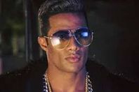 
مرتديا قناعا ذهبيا.. محمد رمضان يتجول ليلا