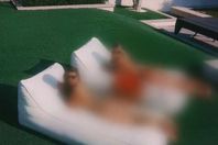 تفاجيء جمهورها بصور عارية من داخل الحجر الصحي