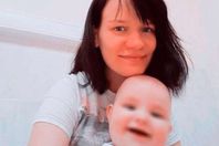 بعد يومين.. رضيعة على قيد الحياة مع جثة أمها المقتولة