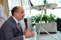 وزير الطيران يقود الطائرة التي تحمل العالقين المصريين بلندن
