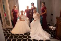 زفاف الأم وابنتها 
