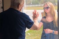 فتاة وجدها في الحجر الصحي